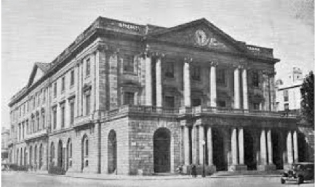 La família de Salvador es trasllada.