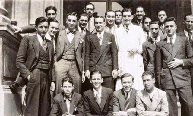 Se traslado a Mendoza donde da clases de literatura en la universidad de Cuyo