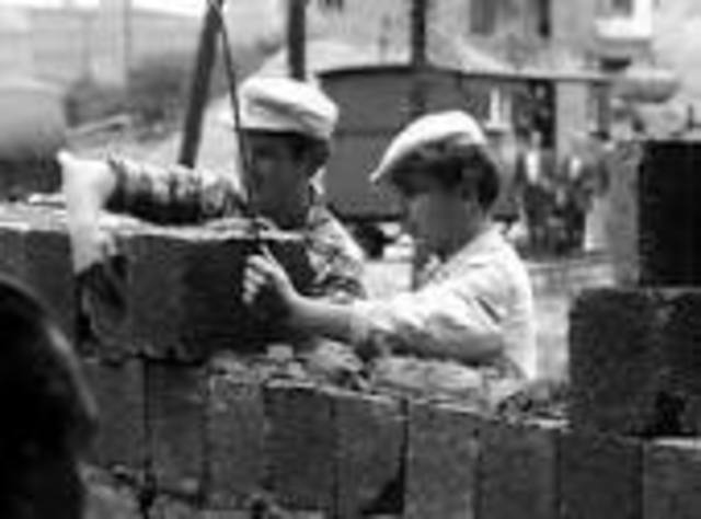 Contruction of the Berlin Wall