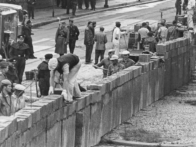 Die Berliner Mauer wird gebaut