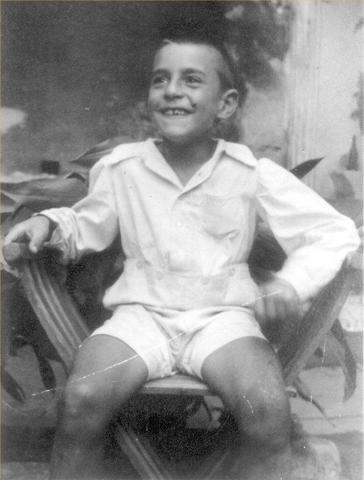 Salvador Espriu neix a Arenys de Mar, fill de Francesc de Paula Espriu i Torres, i Escolàstica Castelló i Molas