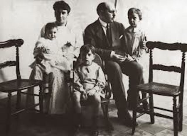 La seva família es trasllada a Barcelona per motius laborals