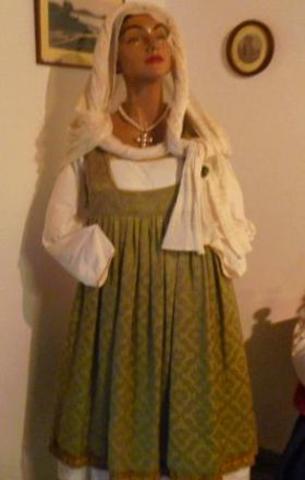 Aντίγραφο φορεσιάς του 16ου αιώνα.