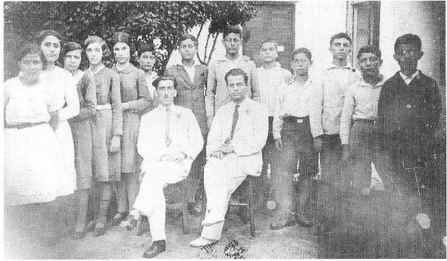 Καθηγητές και μαθητές του Γυμνασίου Πάρου