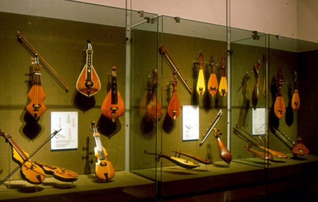 Μουσείο λαϊκών οργάνων, Πλάκα