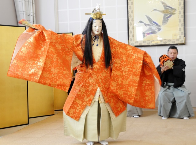 Noh drama develops