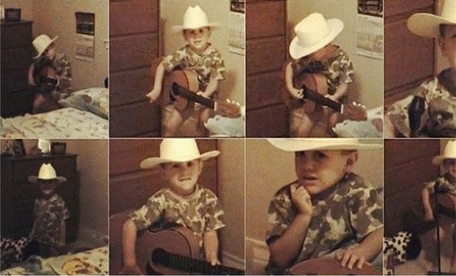Austin tocar la guitarra.