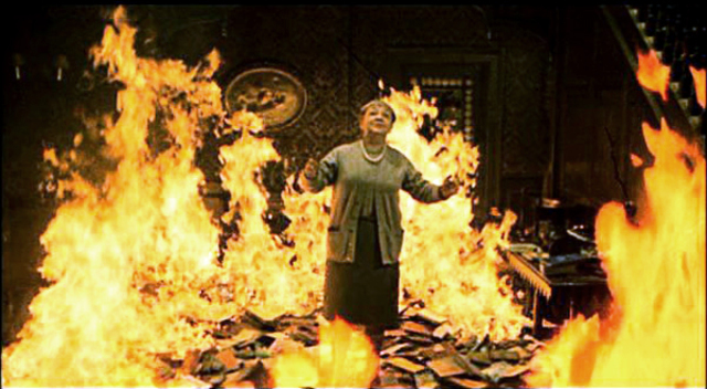 Montag burns the women and her books