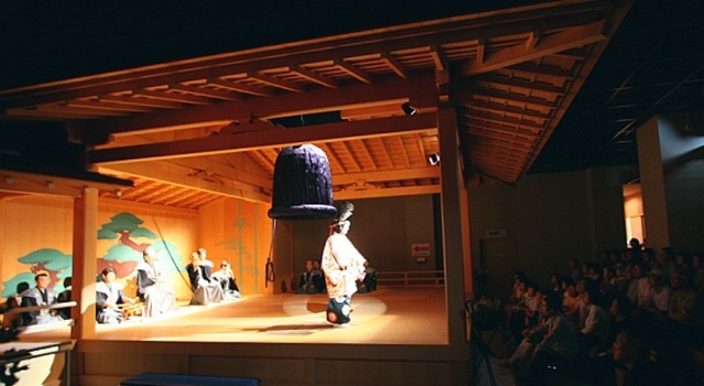 Noh drama develops