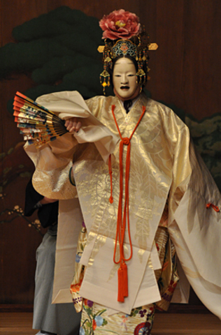 Noh drama develops
