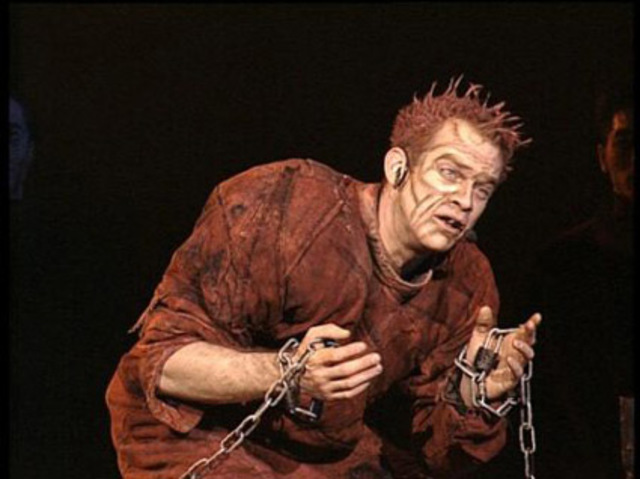 Гару сыграл роль Квазимодо в мюзикле "Нотр-Дам де Пари"