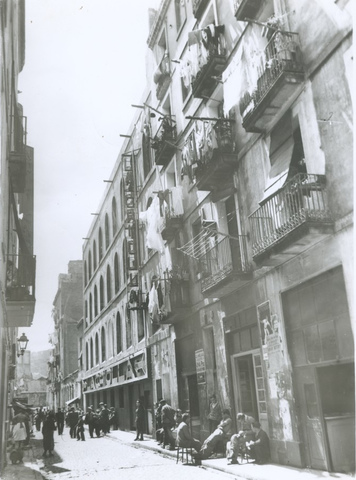 Salvador Espriu i la seva familias'en van a viure a Barcelona.