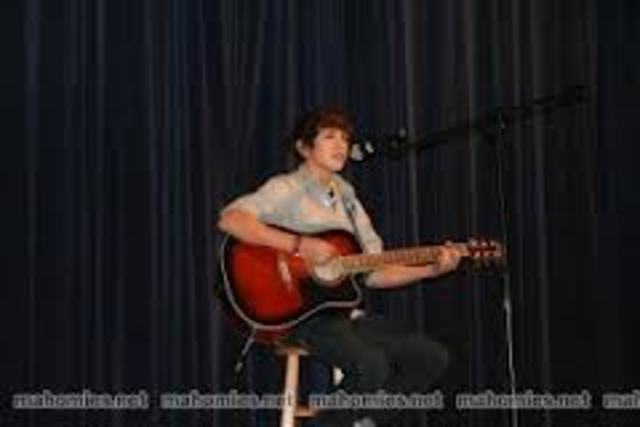 Austin cantó en un concurso de talentos