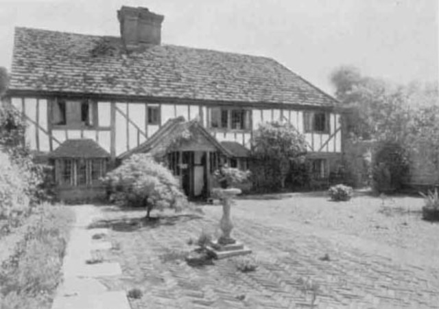 Liesel gets dropped off at the Hubermans house