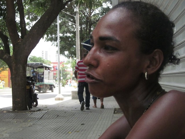 Se dedica a arreglar uñas