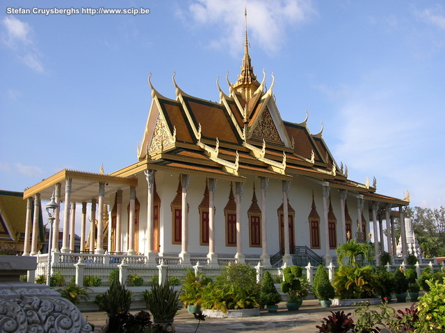 Capital moved to Phnom Penh