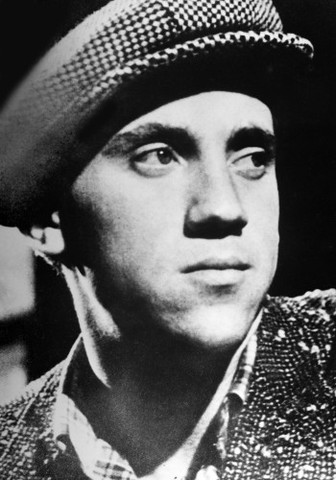 Окончание Школы-студии МХАТ. Устраивается в театр А. Пушкина, а потом в театре Миниатюр.