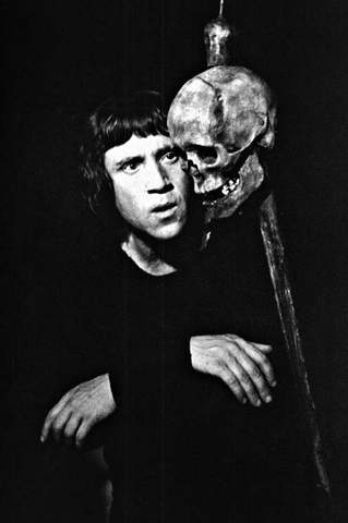 Последний выход на сцену театра.