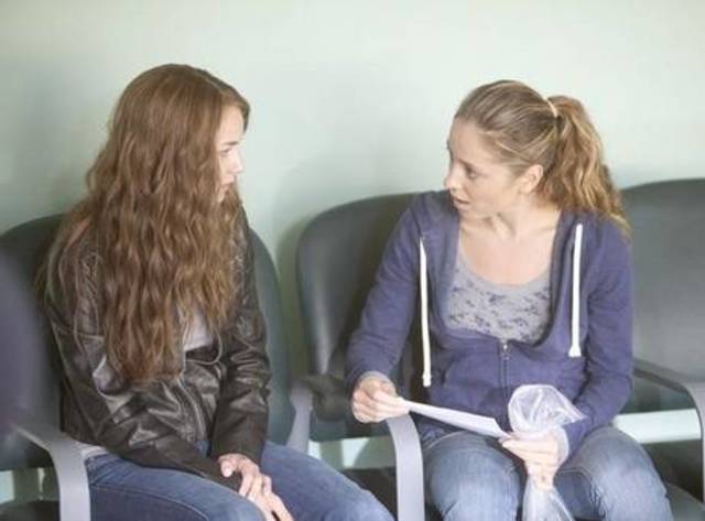 Amanda cambia nombres con Emily Thorne, su amiga del reformatorio