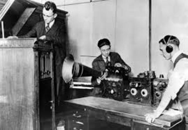 Primera transmisión radiofónica.