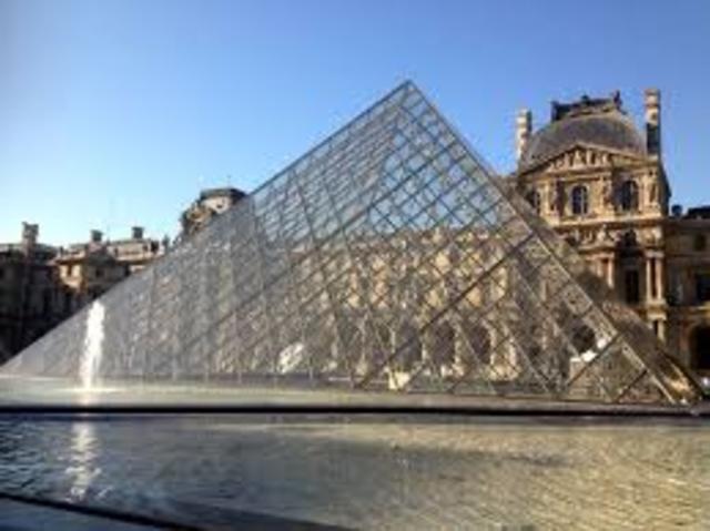 Pyramide de verre\ Louvre