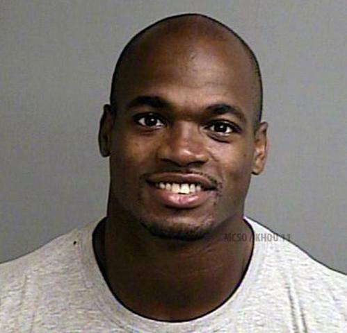 Warrant issued for Vikings running back Adrian Peterson