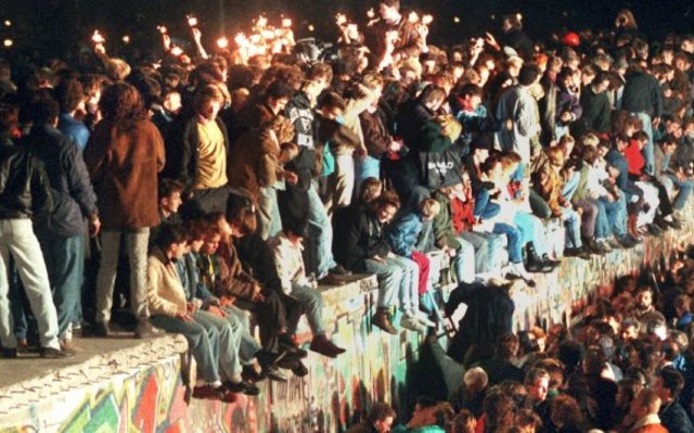 Die Mauer fällt d. 9 nov 1989