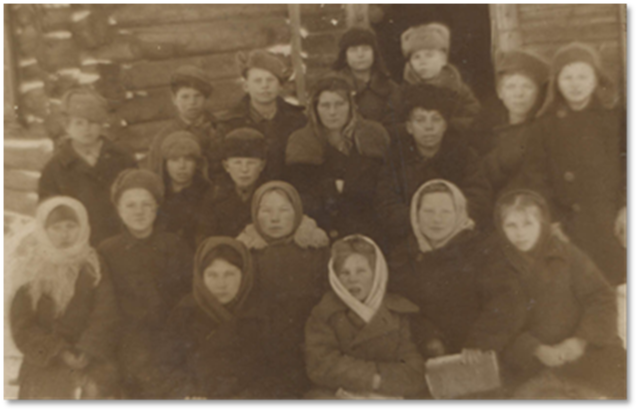 Ученики у здания школы 1947год