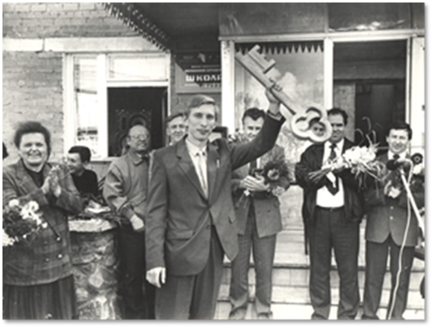 Открытие неполной средней школы.