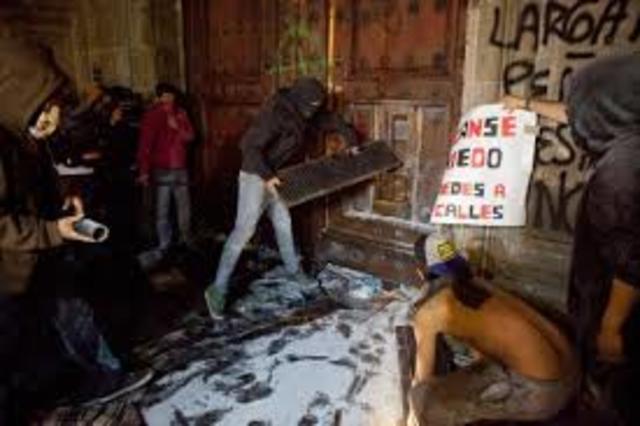 Bombas Molotov en Palacio Nacional