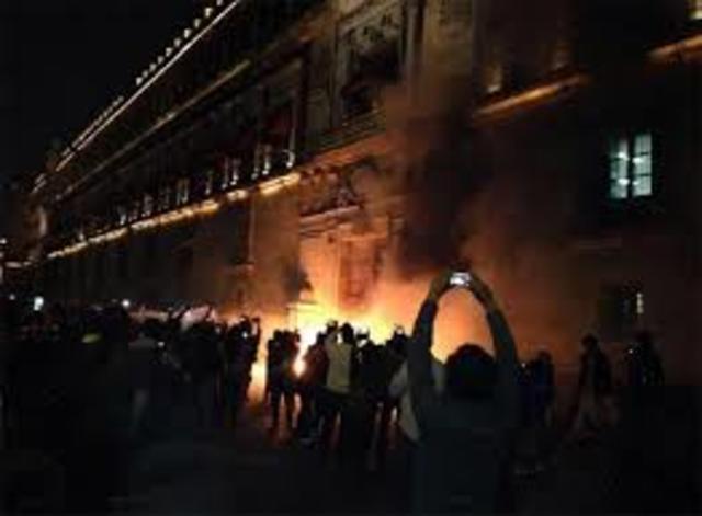 Intentan incendiar la puerta del palacio de gobierno