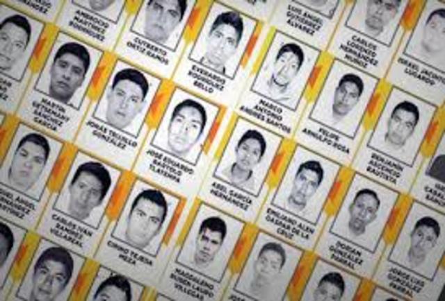 Estudiantes de la normal de Ayotzinapa toman dos camiones para llegar a Iguala, Guerrero