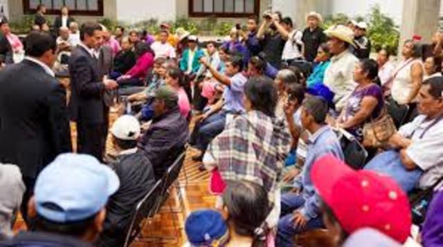 Padres de los desaparecidos se reunen en privado con Peña Nieto