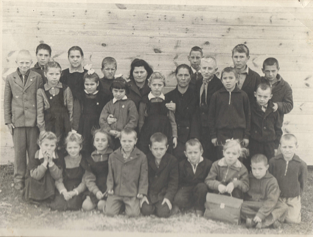 Ученики у здания начальной школы...