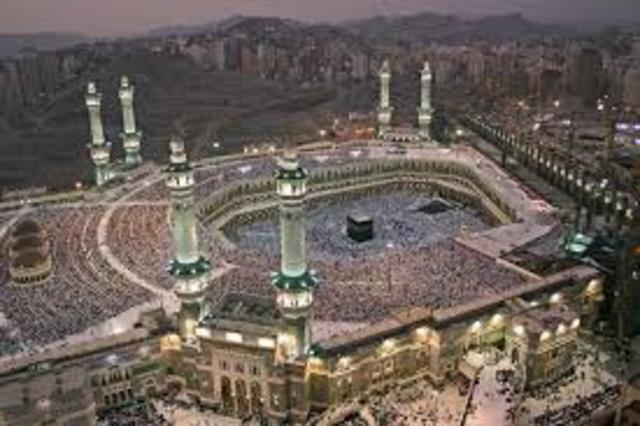 Muhammad returns to Makkah with an army ten thousand, and easily conquered Makkah. Many citizens convert to Islam