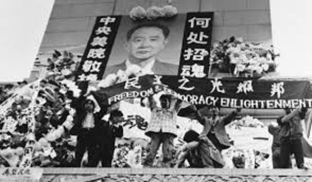 Students morn Hu Yaobang