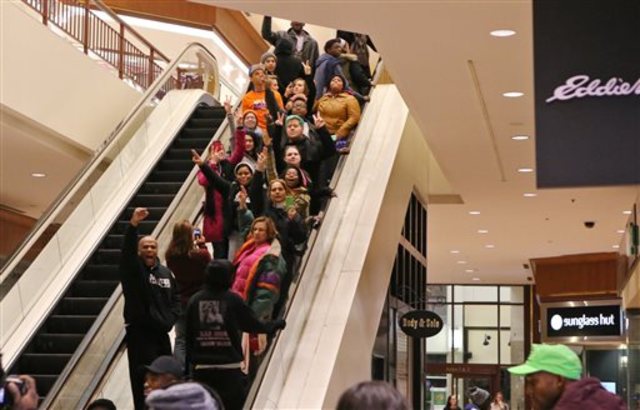 Protestors decend on 3 St.Louis malls forcing closings on black Friday