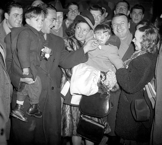 Выступление в мьюзик-холле.