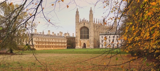 Darwin comienza a estudiar Teología en Cambridge