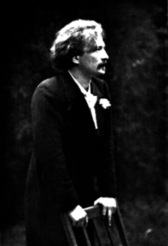 Paderewski signs the traety of versailles