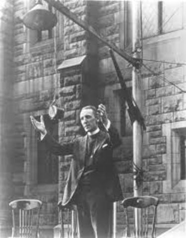 KDKA goes on the air from pittsburg