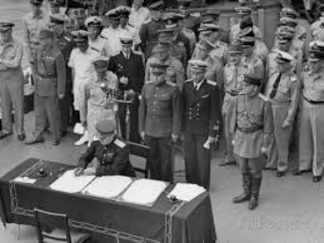 Japan Surrenders to MacArthur