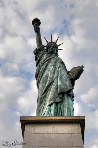 Статуя Свободы в Париже