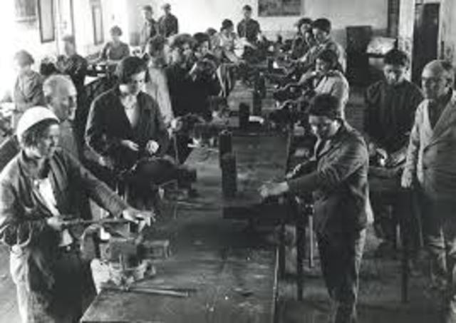 Schindler employs Jews