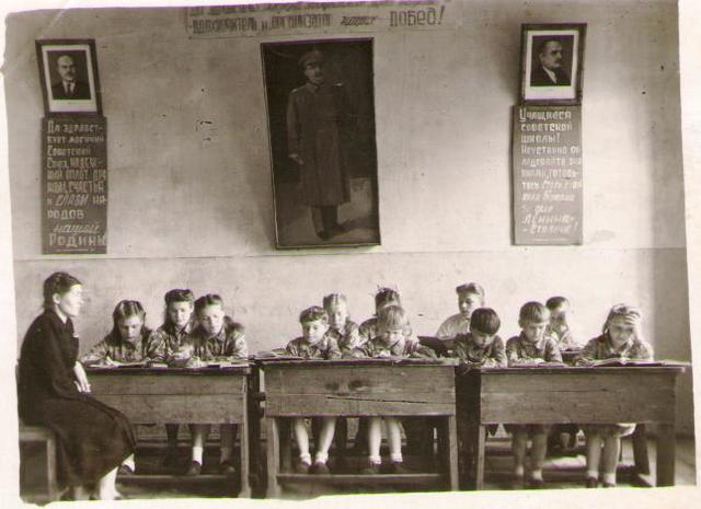 В первый год Великой Отечественной войны (1941-1942) здание школы заняли дети, эвакуированные из Москвы и из блокадного Ленинграда.