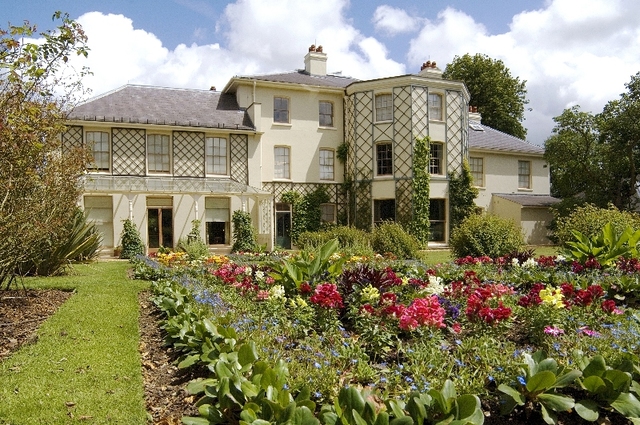 Se traslada a Londres a la Down House