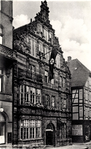 Vladek sees a swastika flag in person for the first time.