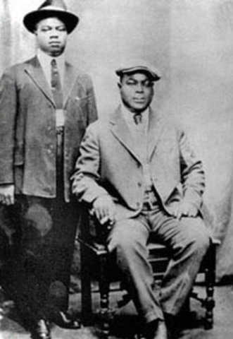 *Joins King Oliver in Chicago