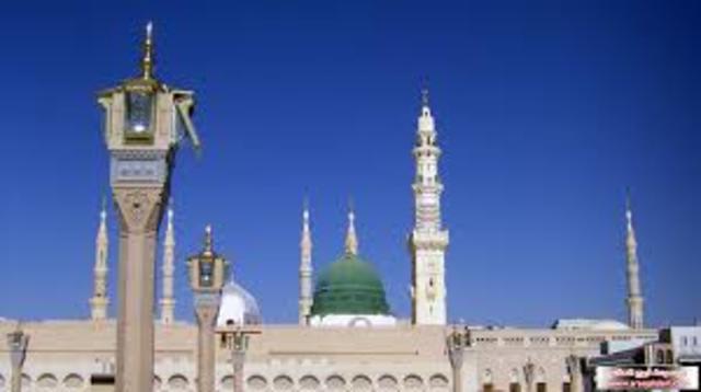 بنى الرسول المسجد