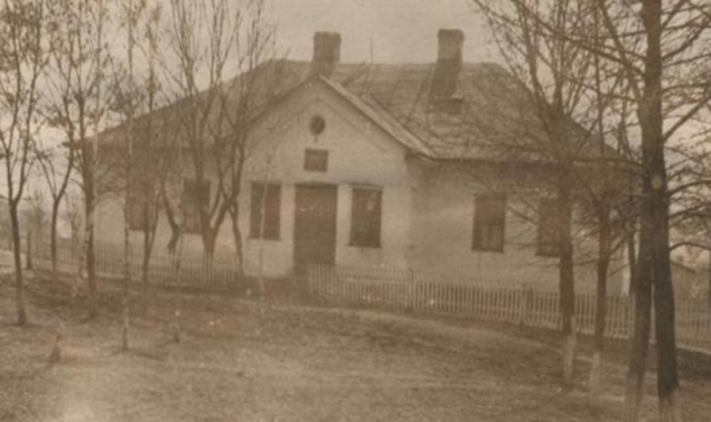 Перші відомості про школу